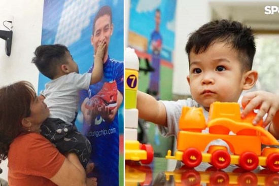 Con trai Hùng Dũng vừa dứt cơn sốt cao, khi được hỏi bố đâu, Titi chỉ lên bức ảnh trên tường và đòi với lên thơm bố