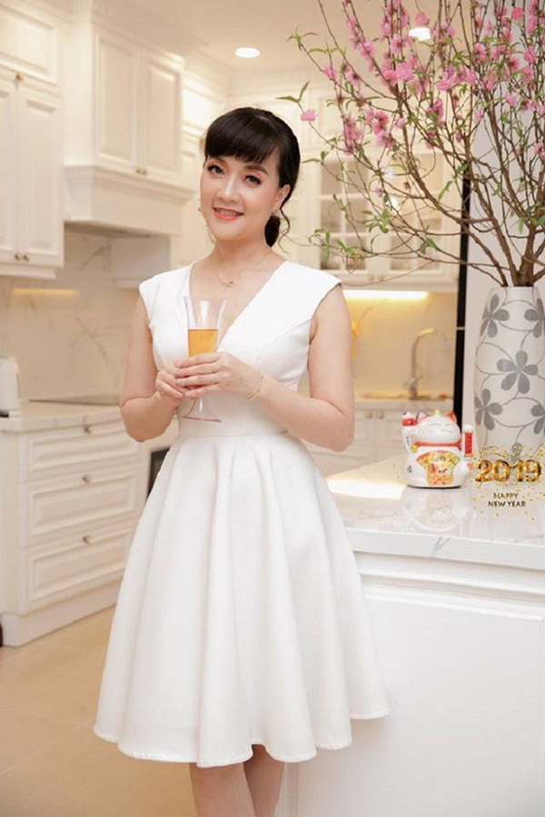 Ngỡ ngàng khi nhìn lại nhan sắc ngày xưa của dàn nữ danh hài Vbiz: Hồng Đào quá đỗi gợi cảm, Vân Dung từng lọt top cao của Hoa hậu Việt Nam-8