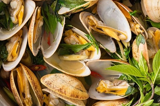 Không ngờ ngao hấp thêm loại lá này thành món ngon cực phẩm