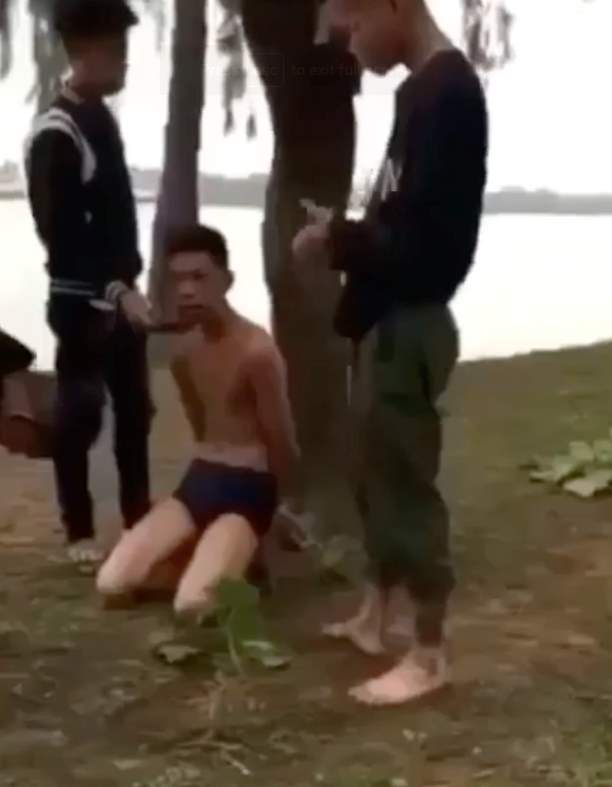 Clip thanh niên bị nhóm 6 người bắt trói, đánh đập, trùm đầu đào hố dọa chôn sống gây bức xúc-1