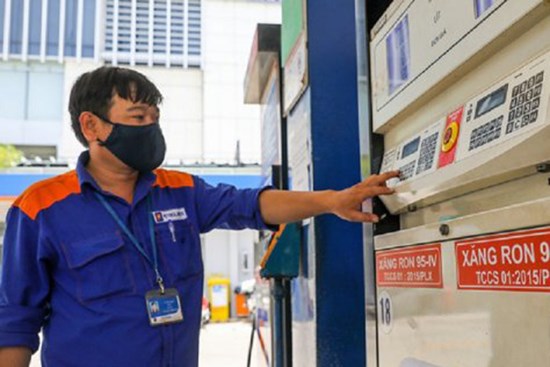 Giá xăng tăng lên mức cao nhất trong hơn một năm