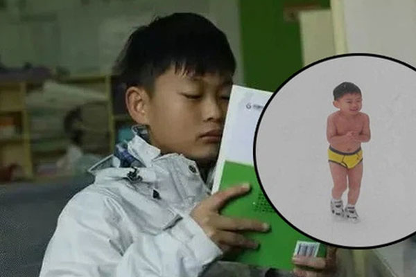 Cười đau ruột với cảnh bà mẹ lùa cặp sinh ba lên xe, việc đơn giản mà cũng mệt không khác gì tập thể dục-2