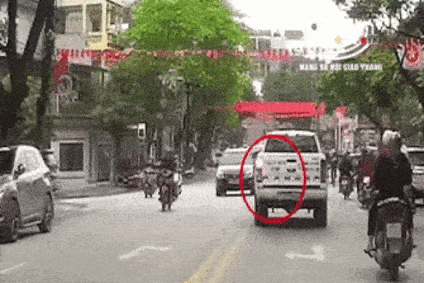 CLIP: Cô gái trẻ bung ô che mưa bất chấp nguy hiểm băng qua cao tốc, cảnh tượng sau đó khiến nhiều người rụng tim-2