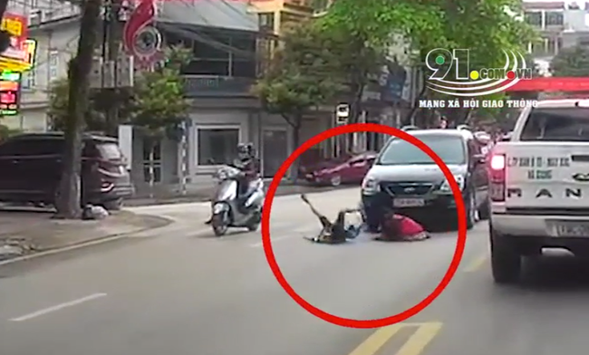 2 bé gái dắt tay nhau chạy băng qua đường bị ô tô đâm văng, khoảnh khắc vụ tai nạn khiến phụ huynh rụng rời-1