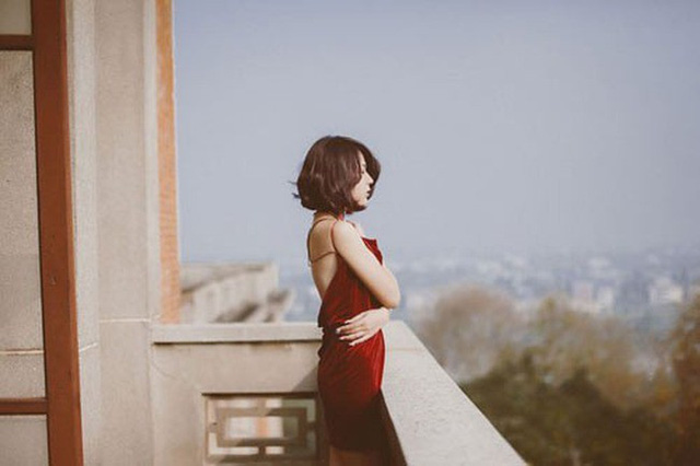 Đập cái trứng ngỗng chị chồng bán cho, tôi sững sờ, không sao tin nổi vào thứ đang lềnh bềnh trong bát-1