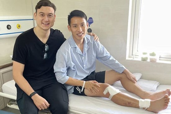 Văn Lâm bất ngờ trở về Việt Nam, có hành động ấm lòng với Hùng Dũng