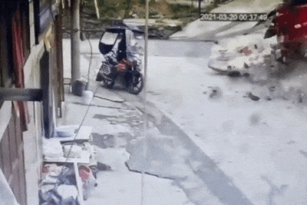 Video: Xe bồn lao vào nhà dân, người đàn ông thoát chết trong gang tấc