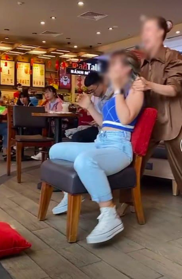 Hai cô gái bị chê kém duyên vì nằm dài giữa quán cà phê Highlands, kéo ghế đu trend khoe body giống Ngọc Trinh-4