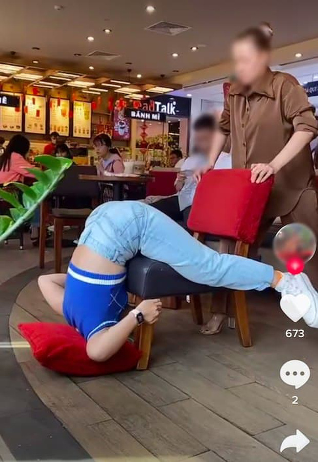 Hai cô gái bị chê kém duyên vì nằm dài giữa quán cà phê Highlands, kéo ghế đu trend khoe body giống Ngọc Trinh-3