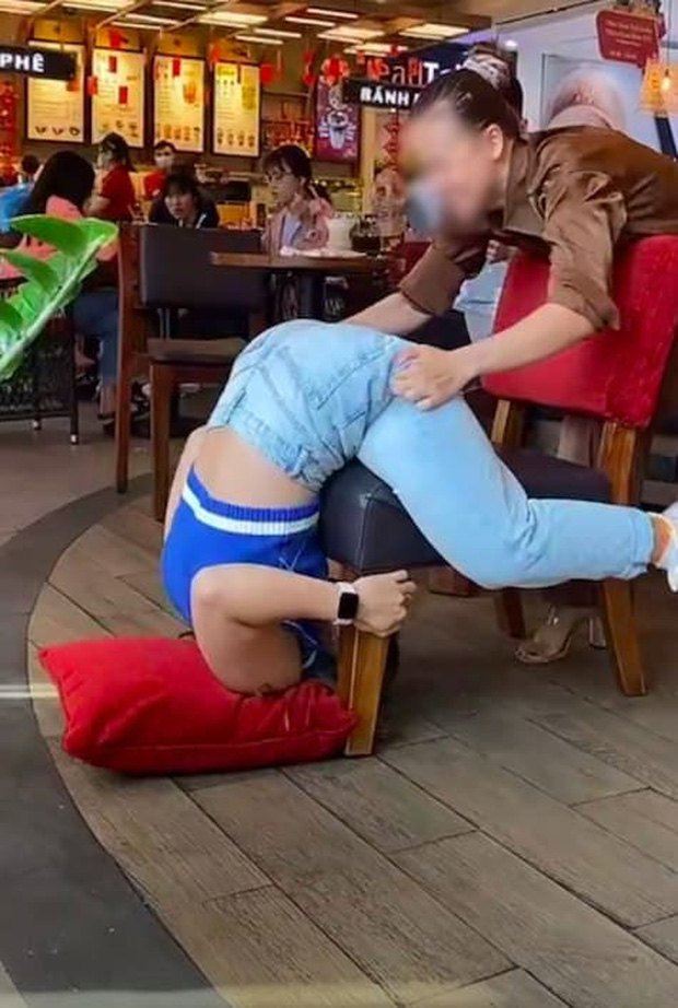 Hai cô gái bị chê kém duyên vì nằm dài giữa quán cà phê Highlands, kéo ghế đu trend khoe body giống Ngọc Trinh-2