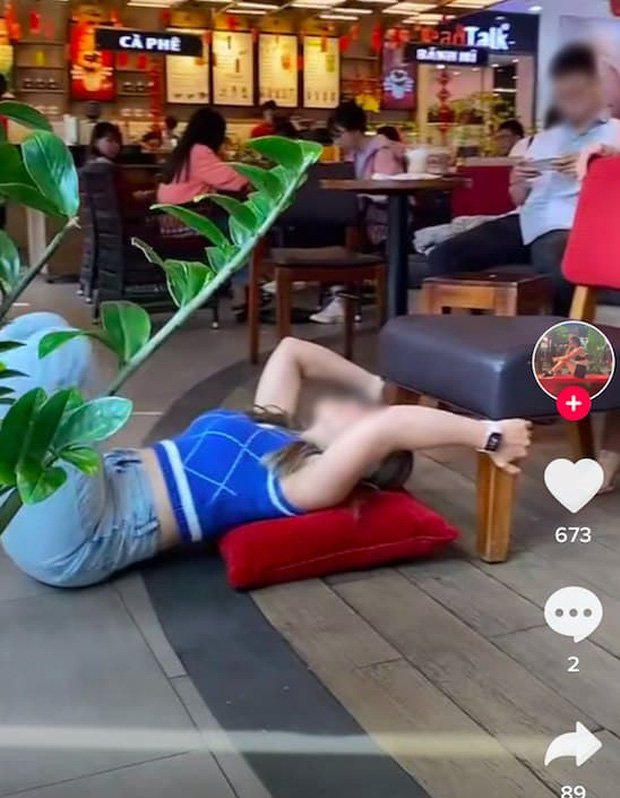 Hai cô gái bị chê kém duyên vì nằm dài giữa quán cà phê Highlands, kéo ghế đu trend khoe body giống Ngọc Trinh-1