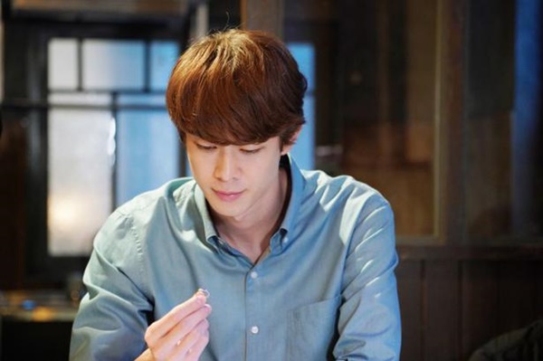 Quyết bỏ vợ để cưới nữ thần từng yêu đơn phương 8 năm, đêm tân hôn với vợ mới anh ta rụng rời nhìn tờ giấy trong túi xách cô nàng-2