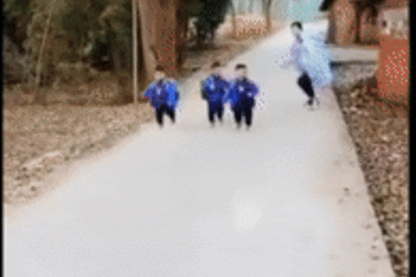 Nhận chiếc váy điệu đà mua qua mạng cho con, mẹ trẻ hí hửng mặc thử cho bé và cái kết khiến hai mẹ con cười muốn xỉu-7