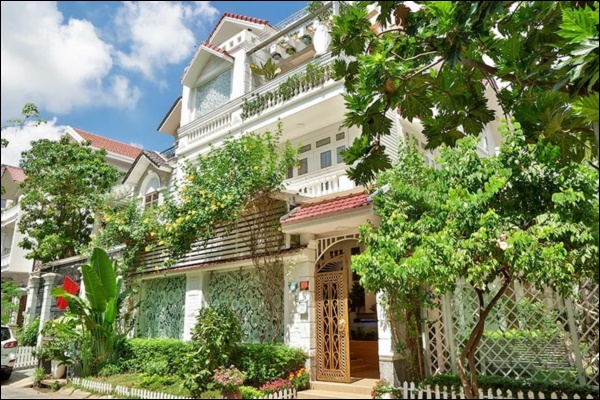 Biệt thự triệu đô của Vy Oanh và chồng đại gia hoa tươi nở bốn mùa, cây trái sai trĩu quả-3