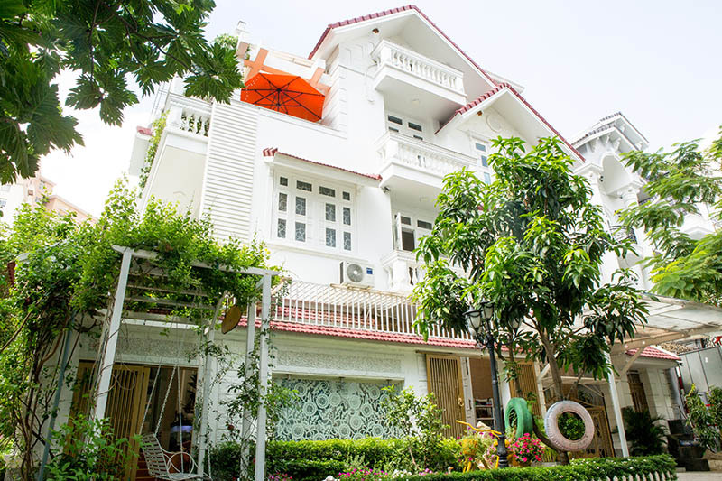 Biệt thự triệu đô của Vy Oanh và chồng đại gia hoa tươi nở bốn mùa, cây trái sai trĩu quả-2