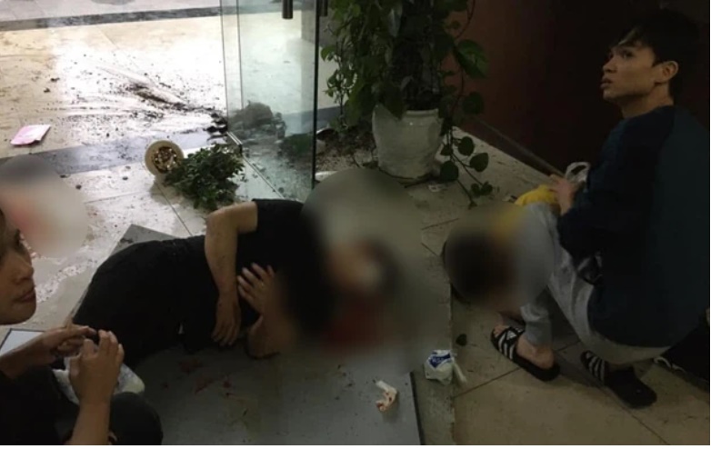 Vụ đôi nam nữ ở Hà Nội rơi do trần nhà chung cư thủng: Nữ nạn nhân là Giám đốc 1 công ty, nam nạn nhân bị thương nặng-1