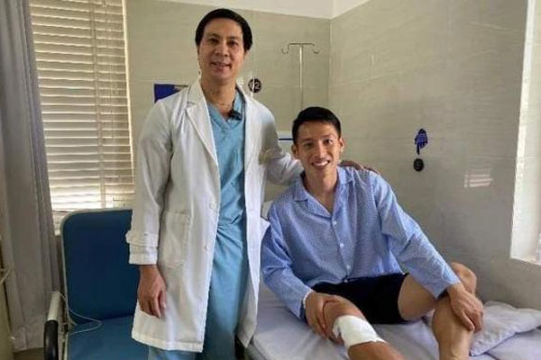 Hùng Dũng vui đùa cùng con trai sau khi xuất viện-2
