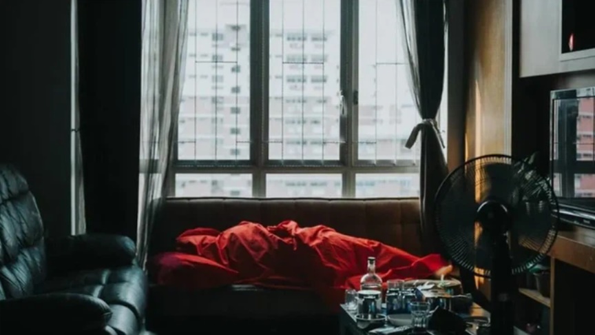 Kiểm tra camera phòng khách sau khi thấy hành động bất thường của anh rể, cô gái phát hiện sự thật động trời mỗi khi mình đi ngủ-1