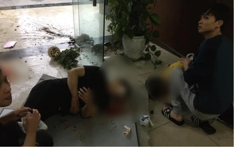 Nhân chứng kể lại giây phút đôi nam nữ rơi do trần chung cư thủng: Tôi nghe thấy có người kêu á, quay ra thấy 1 nam 1 nữ nằm bất tỉnh-1