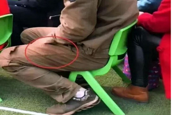 Chi tiết lạ trong bộ trang phục của một ông bố khi đi họp phụ huynh khiến các bố mẹ khác xì xào bàn tán, cư dân mạng rưng rưng cảm động-1