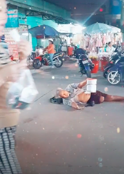 Xót xa cụ ông mất chân, nằm giữa chợ cầu xin sự giúp đỡ của dòng người qua lại-1