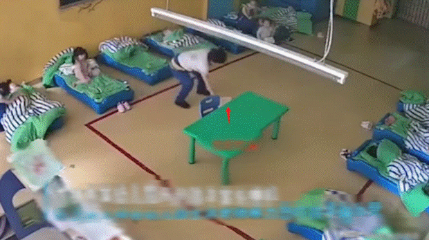 Bà mẹ bật camera trong giờ nghỉ trưa, tưởng con đang ngủ nhưng lại phát hiện tội ác của cô giáo, lập tức báo cảnh sát-1