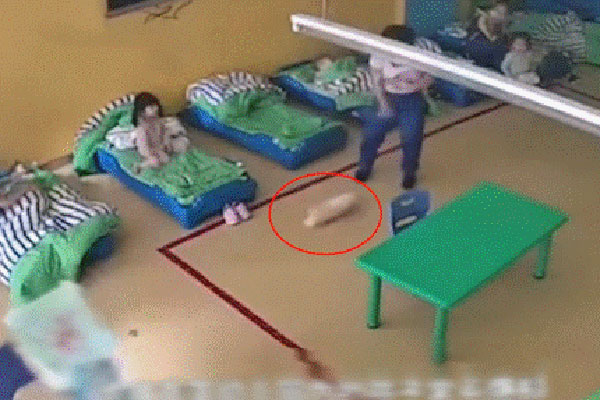 Thấy trò lên lớp ngủ gật, cô giáo vội chụp hình gửi vào group phụ huynh để phê bình, nghe câu đáp trả của người bố mà ai cũng cứng họng-4