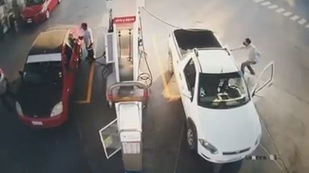 Video: Người đàn ông đang đổ xăng thì xe bốc cháy dữ dội, nguyên nhân bắt nguồn từ hành động vô ý nhiều người dễ mắc phải-1
