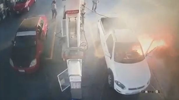 Video: Người đàn ông đang đổ xăng thì xe bốc cháy dữ dội, nguyên nhân bắt nguồn từ hành động vô ý nhiều người dễ mắc phải-2