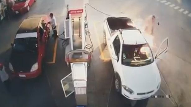 Video: Người đàn ông đang đổ xăng thì xe bốc cháy dữ dội, nguyên nhân bắt nguồn từ hành động vô ý nhiều người dễ mắc phải-3