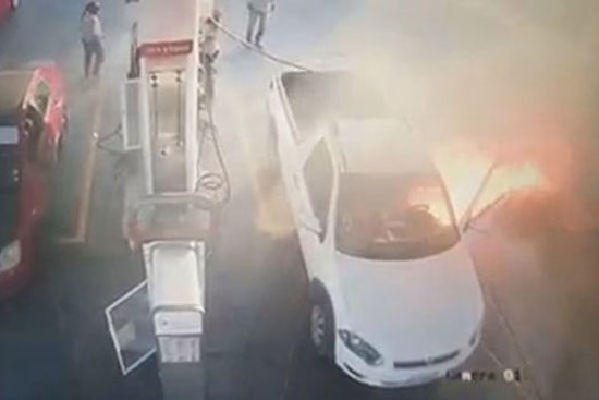 Video: Người đàn ông đang đổ xăng thì xe bốc cháy dữ dội, nguyên nhân bắt nguồn từ hành động vô ý nhiều người dễ mắc phải