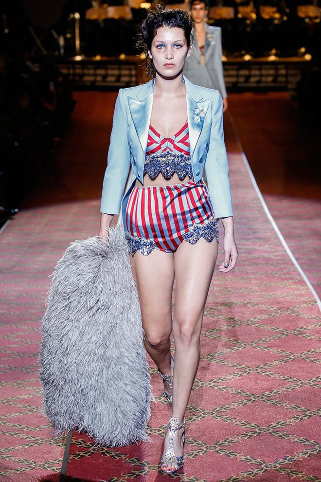 Chi Pu và loạt trang phục biểu diễn khó đỡ: Hết cánh bướm dối gian lại vướng nghi án mặc hàng nhái-6