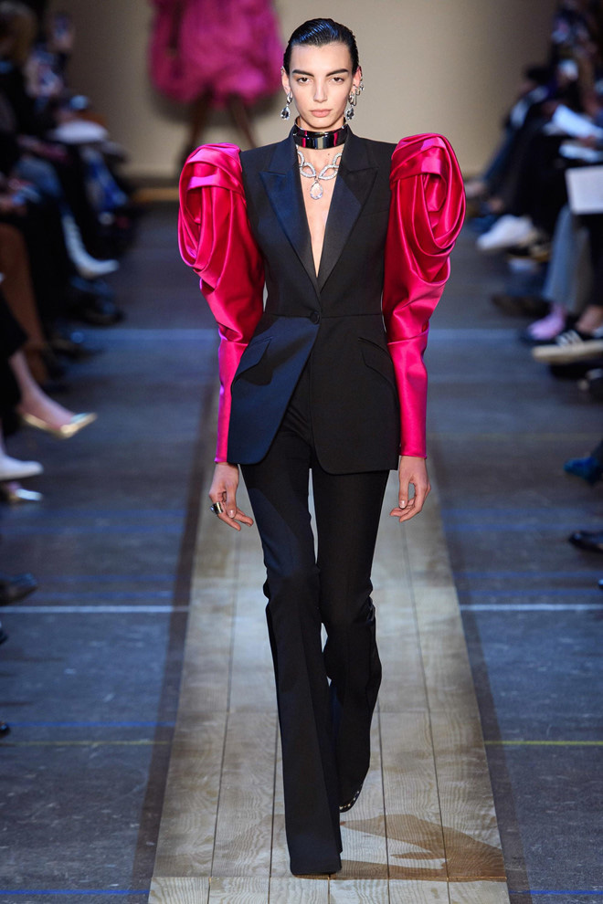 Chi Pu và loạt trang phục biểu diễn khó đỡ: Hết cánh bướm dối gian lại vướng nghi án mặc hàng nhái-8