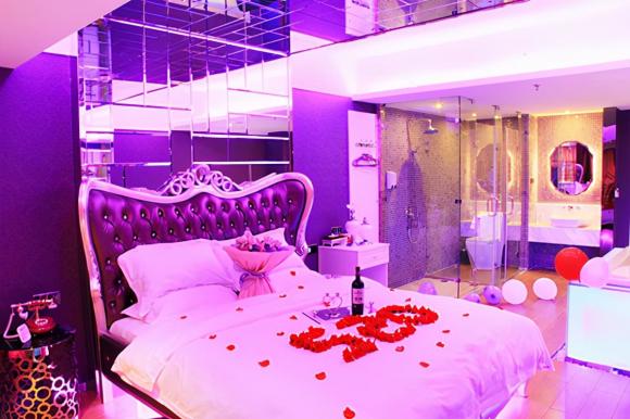 Tại sao phòng tắm của khách sạn là kính trong suốt? Cô bé quầy lễ tân nói câu trả lời, ai cũng ngạc nhiên-2