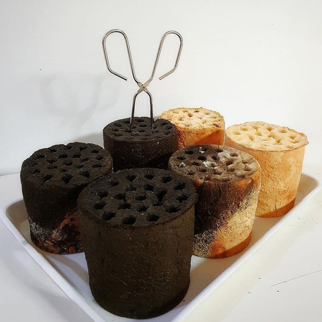 Bánh mì than tổ ong, khách tranh nhau thưởng thức ở Sài Gòn-2