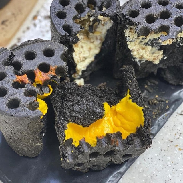 Bánh mì than tổ ong, khách tranh nhau thưởng thức ở Sài Gòn-4