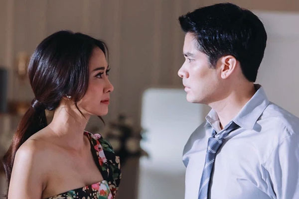 Thấy mẹ khom lưng giặt quần áo còn vợ lại bế con xem phim trên nhà, chồng đùng đùng nổi giận hất văng cái TV, song lập tức anh phải hối hận-1