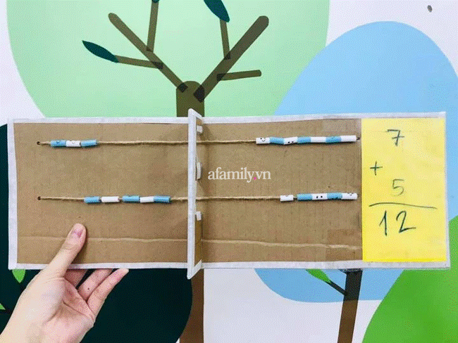 Giảng viên đại học tự chế hàng tá đồ chơi tại nhà giúp con học chữ, học số nhoay nhoáy, ai cũng tấm tắc khen và làm theo vì chi phí siêu rẻ-4