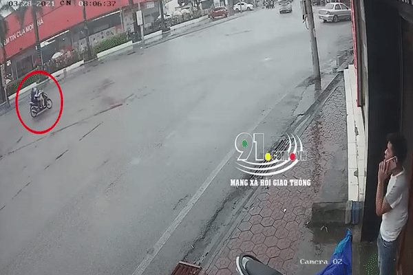 Cuốn 2 người phụ nữ vào gầm, tài xế xe ben thảng thốt, vội quay mặt đi vì hiện trường gây sốc