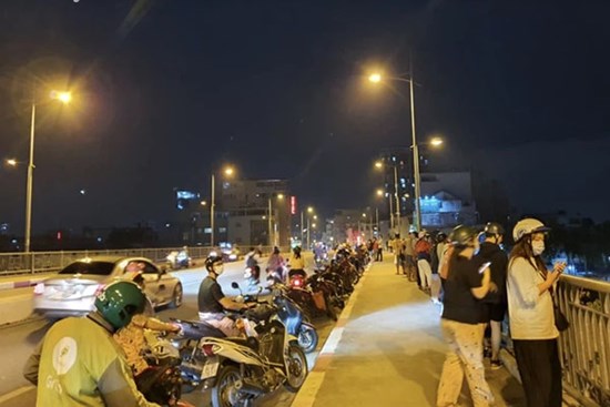 Cãi nhau dữ dội, nam thanh niên lao mình xuống sông mất tích, bạn gái hốt hoảng đứng trên cầu hô hoán