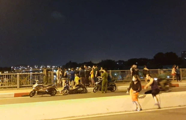 Thanh niên nhảy cầu khi đang cãi nhau với bạn gái ở TP.HCM đã tự bơi vào bờ-1