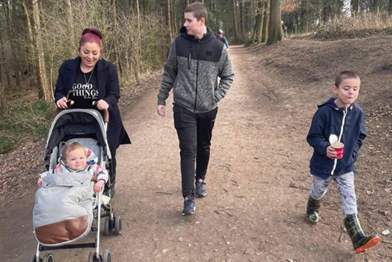 Người phụ nữ Anh cứ gặp trai đẹp là ngất xỉu