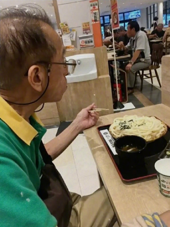 Người đàn ông mặc một chiếc áo suốt 20 năm, rách thì vá rồi dùng tiếp, đến khi con gái dọn nhà, thứ thấy được trong chiếc hộp khiến cô bàng hoàng!-1