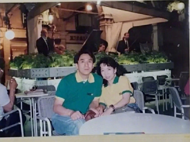 Người đàn ông mặc một chiếc áo suốt 20 năm, rách thì vá rồi dùng tiếp, đến khi con gái dọn nhà, thứ thấy được trong chiếc hộp khiến cô bàng hoàng!-2