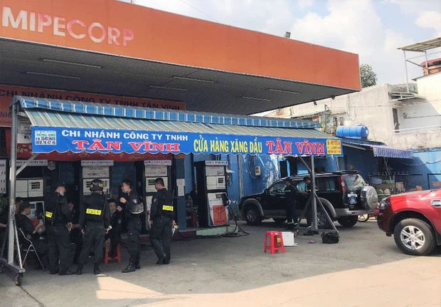 Công an khám xét nhiều cây xăng, bắt thêm 2 chủ doanh nghiệp vụ xăng giả khủng-2
