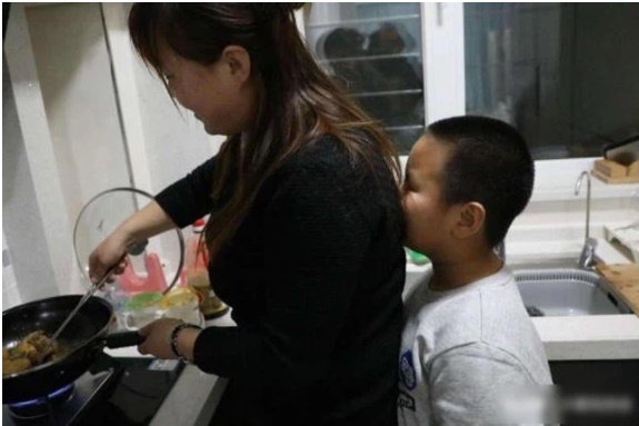 Ngồi gấp quần áo thì thấy một vài chi tiết xáo trộn khiến bà mẹ sợ toát mồ hôi, phát hiện ngay ra vấn đề bất thường của con trai-1