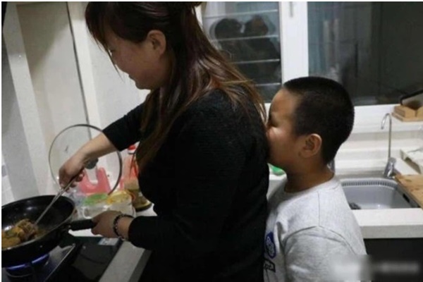 Clip em bé vừa ngậm bột vừa khóc thét khiến bất kì mẹ nào có con biếng ăn cũng thấy đồng cảm, nhưng lại khiến chị em tranh cãi không ngừng-3