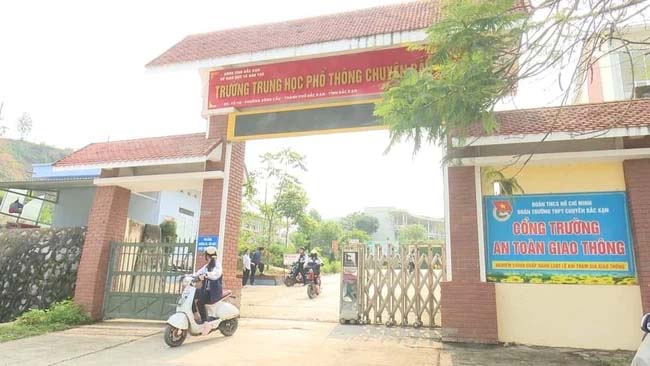 Nam sinh lớp 10 chuyên toán tự tử tại trường-1