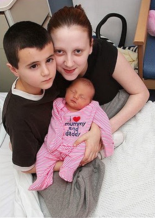 Ông bố trẻ nhất nước Anh sau 12 năm: Cậu bé ngây thơ đổ vỏ cho bạn gái giờ cuộc sống lẫn ngoại hình đều thảm hại đến xót xa-2