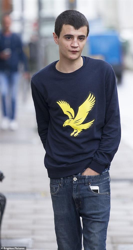 Ông bố trẻ nhất nước Anh sau 12 năm: Cậu bé ngây thơ đổ vỏ cho bạn gái giờ cuộc sống lẫn ngoại hình đều thảm hại đến xót xa-3